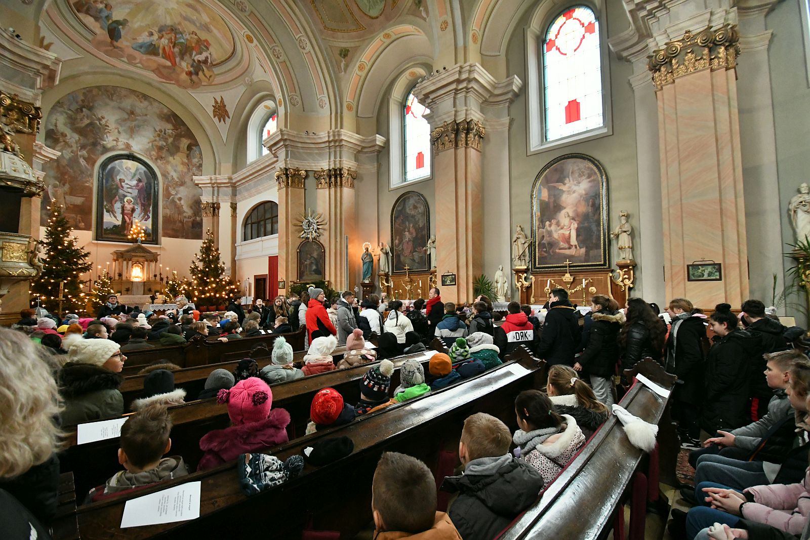 Hagyomány - így ölelték körbe a gyerekek a temlomot a Felsővárosban